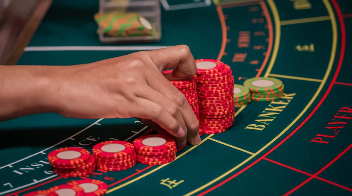 What are the betting options and payouts at Phcash